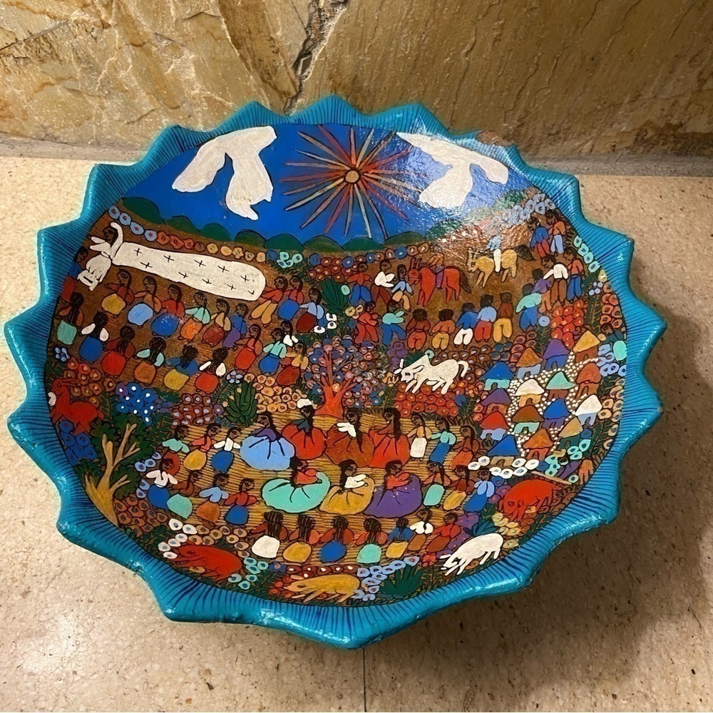 Mexican folk art decorative dish in vibrant colours and signed by artist JPS - Picture 3 of 13
